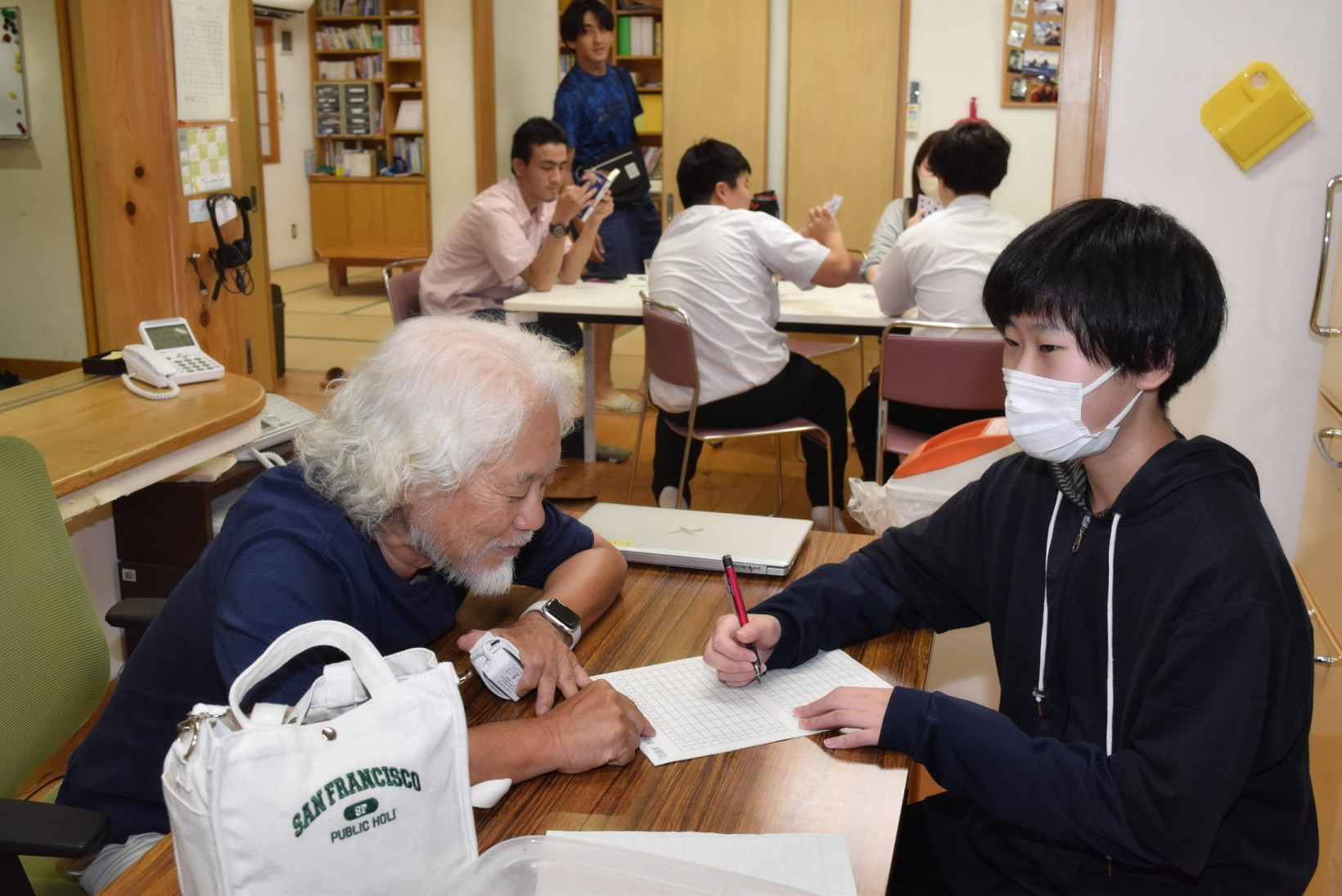 不登校の児童生徒らが集う朝倉夜間中学校(高知市若草南町)