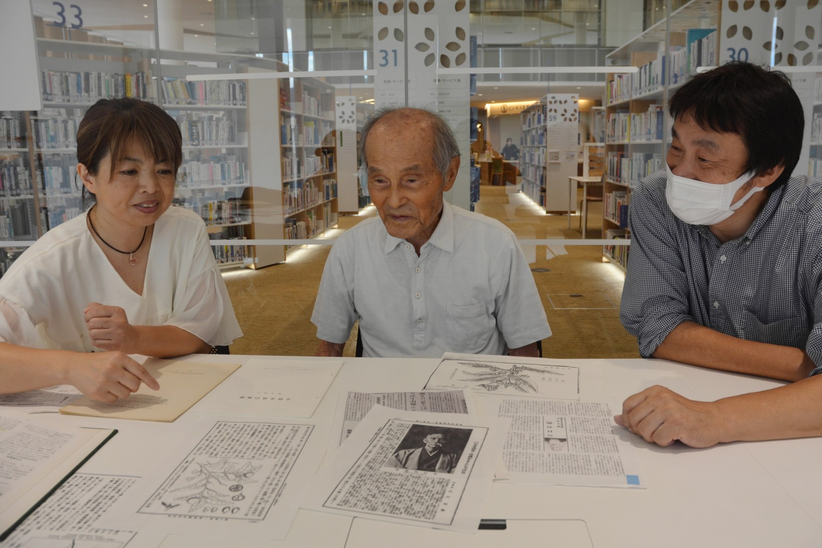 田村利親を研究する橋本博好さん=中央=と「地域文化計画」メンバー(高知市追手筋2丁目のオーテピア)
