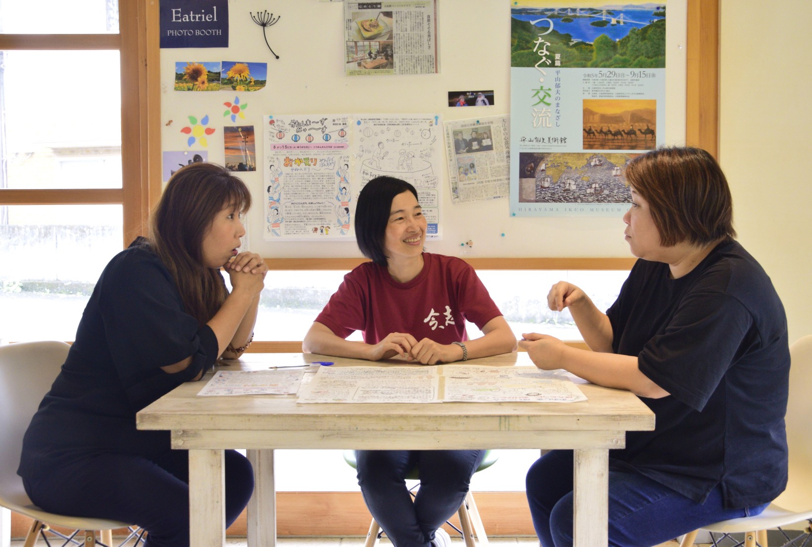 次号の「かたしま～ず・にゅ～す」について話し合うメンバー（宿毛市片島のカフェ「ｅａｔｒｉｅｌ」）