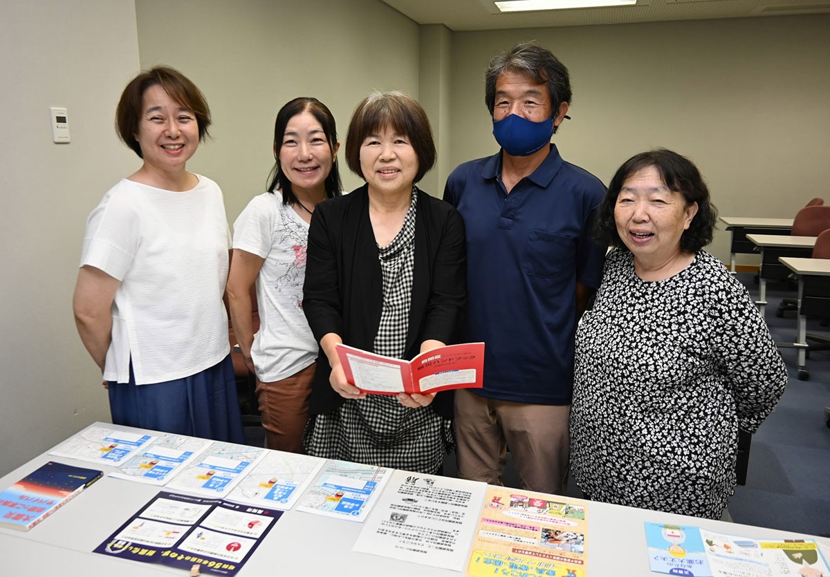「自閉症児の親が会って話せる場を続けていきたい」と話す会員たち(高知市朝倉戊の県立ふくし交流プラザ)