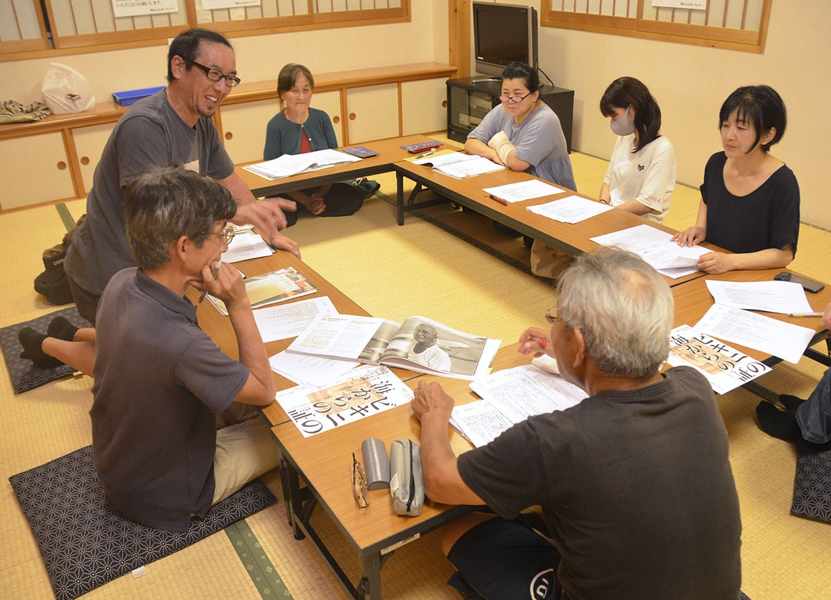 舞台本番に向け台本読みをする劇団のメンバーら(高知市鴨部の市西部健康福祉センター)