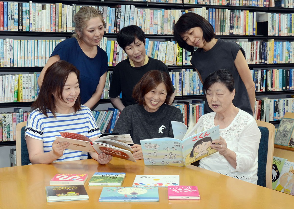来年3月の展示に向けて準備を進める実行委員会のメンバー(高知市の高知こどもの図書館)