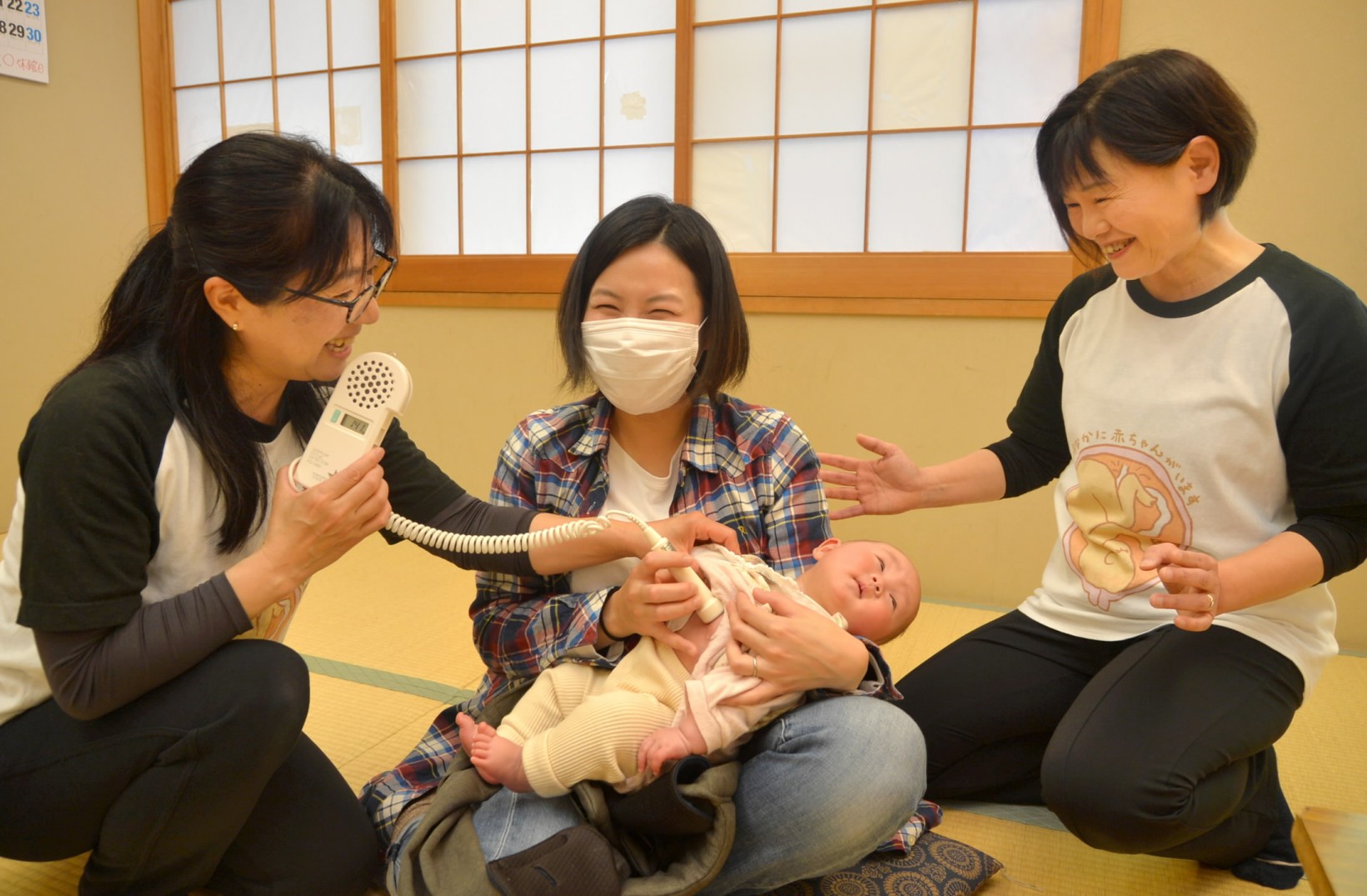 親子向けの性教育講座を開く細川真利さん＝左＝と谷泰子さん＝右（高知市内）