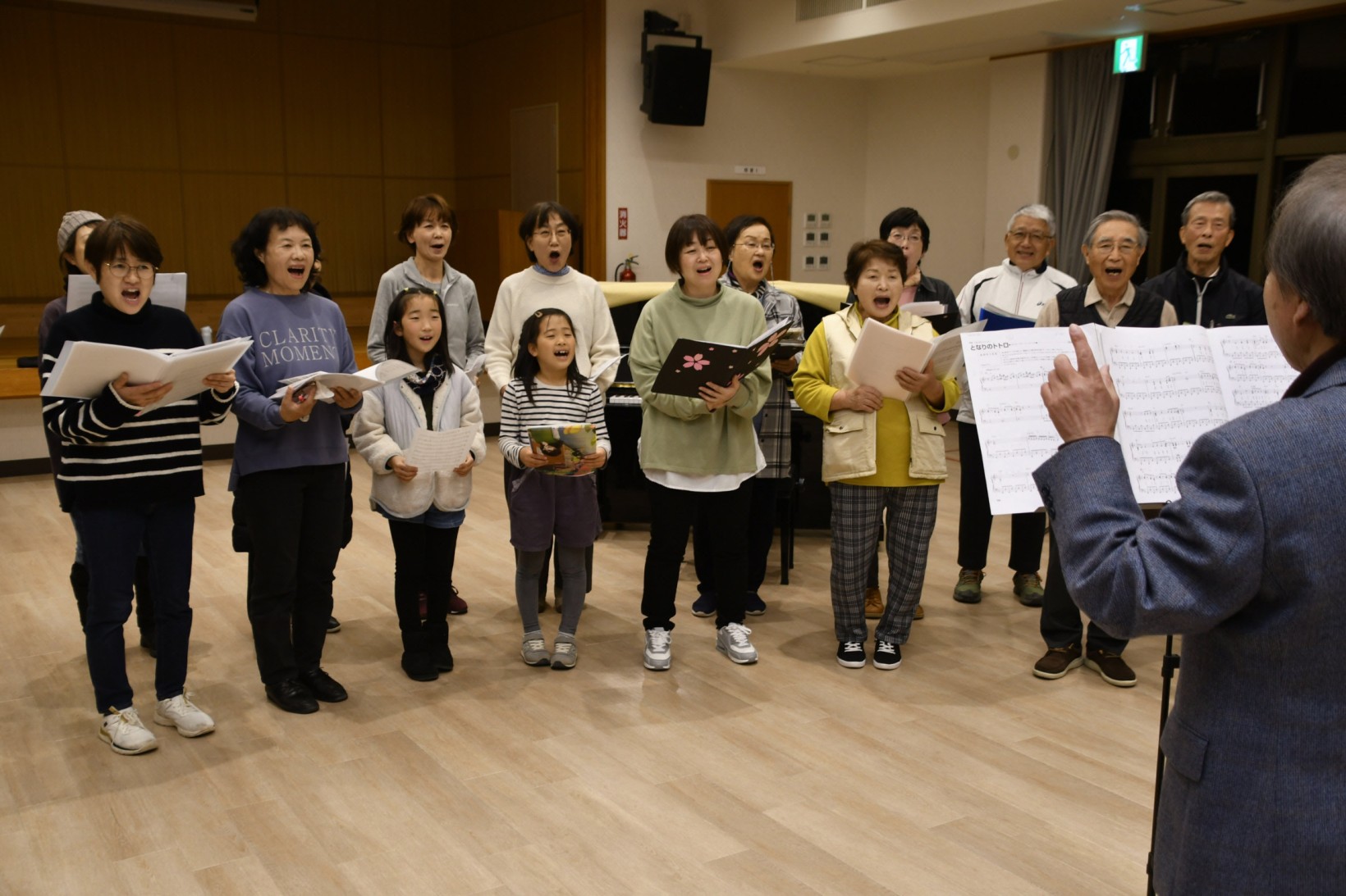 公演に向けて歌に磨きをかける「さくら・シニア合唱団」のメンバー(佐川町甲の町総合文化センター)