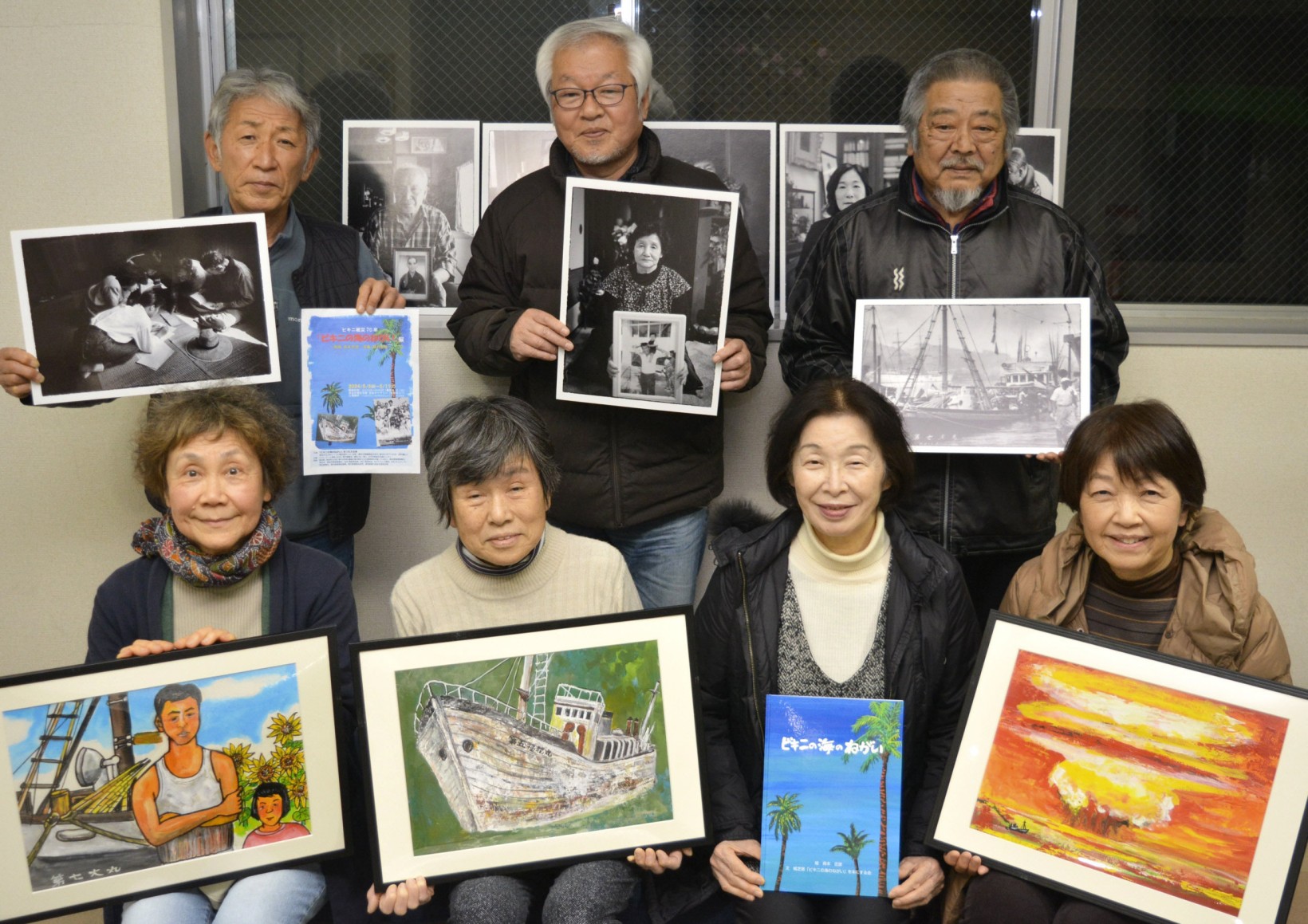 ビキニ事件を伝える絵や写真を手にするメンバー(高知市丸ノ内2丁目の高知城ホール)