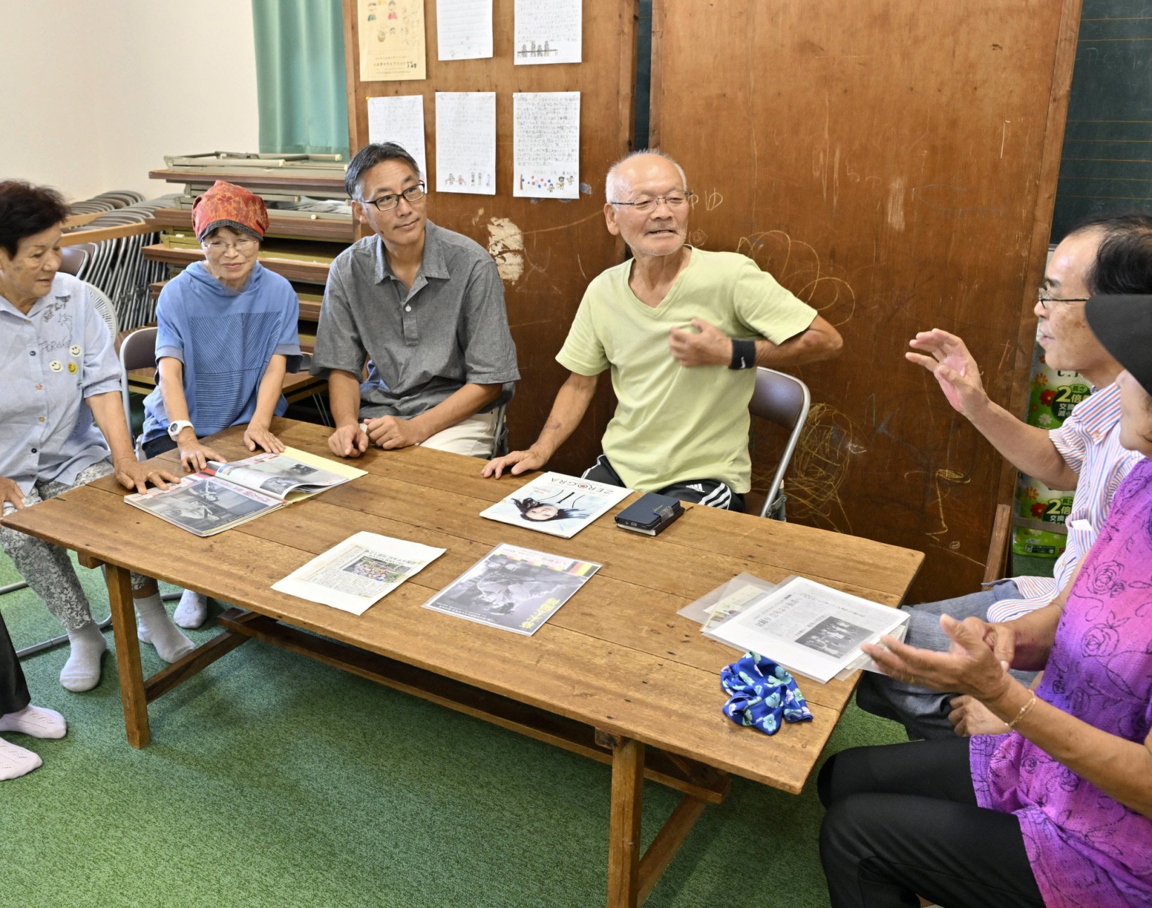 次回の映画の上映会について話し合う大津地区の住民たち（土佐清水市大津）