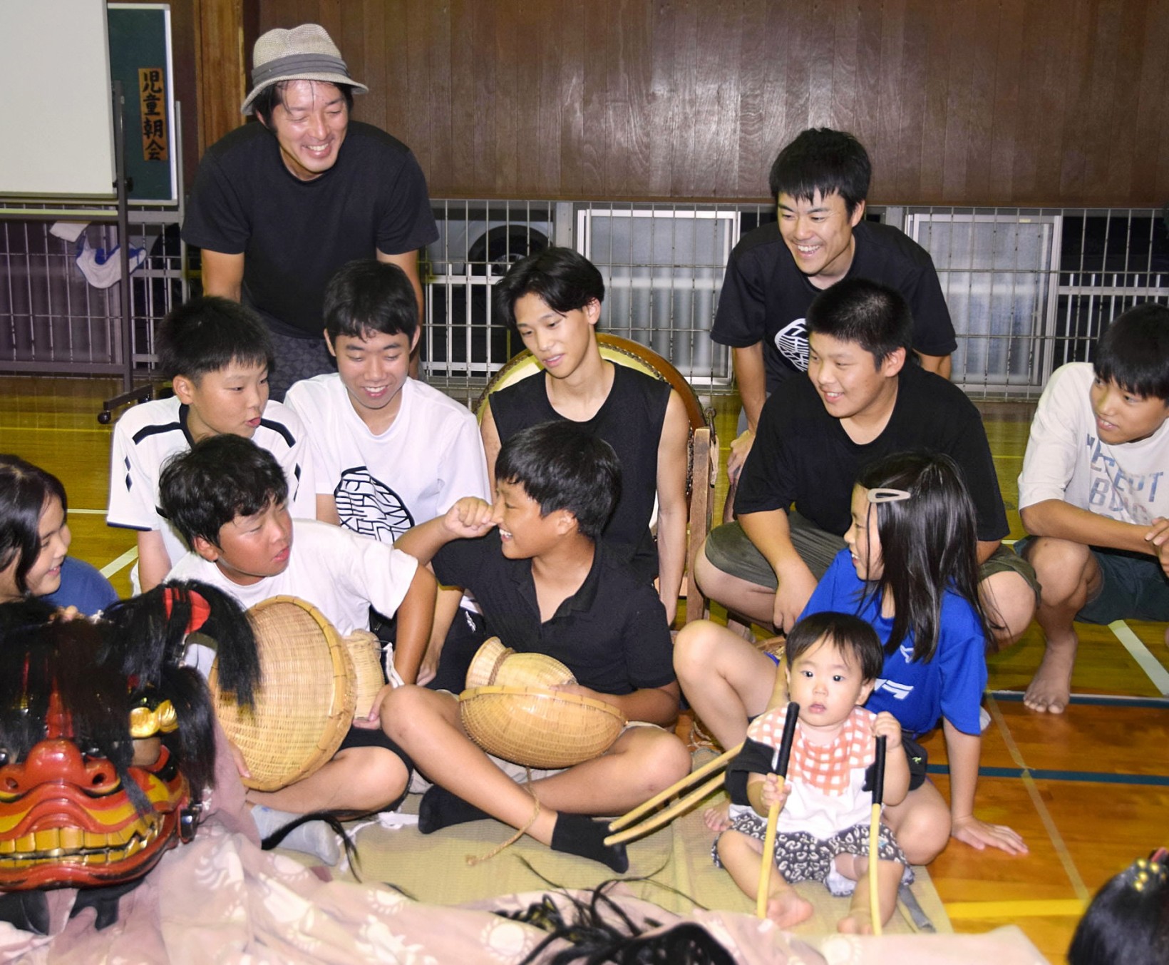 毎週末練習に集まる保存会メンバーら（安芸市赤野乙の赤野小学校）
