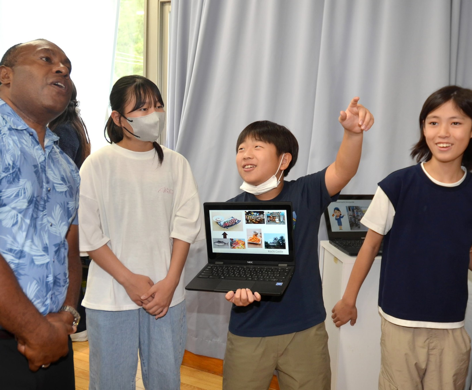 外国人留学生と英語で交流する児童たち（高知市土佐山桑尾の土佐山学舎）