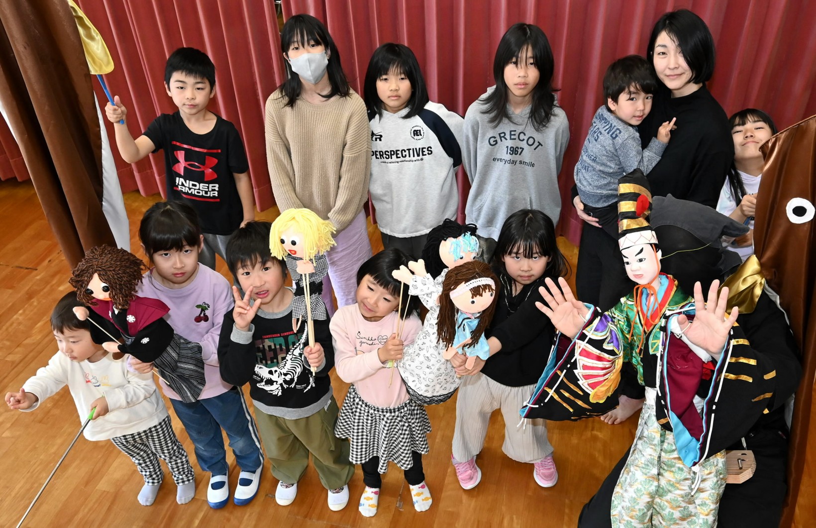 保存会メンバーと地元の子どもたち(高知市春野町西畑の春野公民館西畑分館)