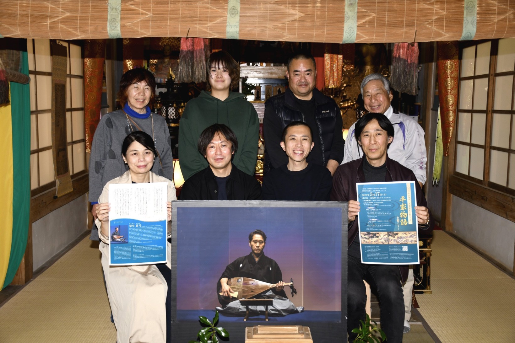 5月17日に催される平家物語の公演をPRするメンバー(土佐町西石原の三宝山地福寺)