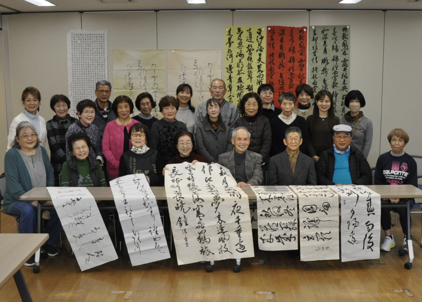 創立70周年を迎えた高知県書芸院の会員たち(高知市桟橋通2丁目の市青年センター)