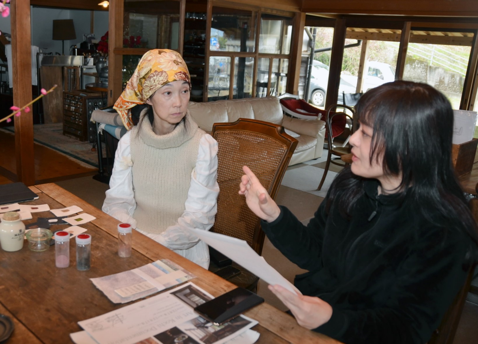 企画について話し合う石井葉子さん=右=と深田名江さん(高知市朝倉丁の「Equivalent(イクィヴァレント)」)